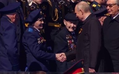 Біля Путіна під час параду 9 травня сиділи ветерани КДБ та НКВС. Вони не брали участь у війні