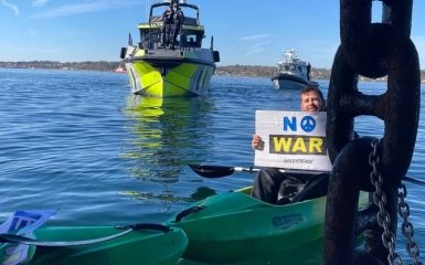 Активисты Greenpeace заблокировали российский танкер с нефтью в Норвегии