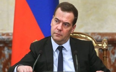 У Путіна нарешті "пояснили" скандал з маєтками Медеведева