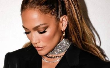 Во Франции женщины возмутились фото Дженнифер Лопес на обложке Elle