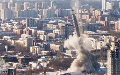 Звалилася в одну мить: з'явилося видовищне відео вибуху 220-метрової телевежі в Росії