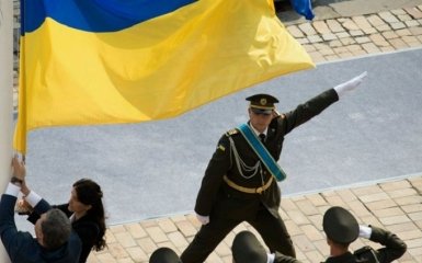 Вместе с Порошенко флаг подняла дочь Героя Украины: опубликованы фото