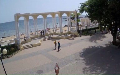 В оккупированный Крым прилетели европейские гости, среди них экс-министр