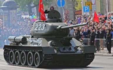 Оккупанты в Крыму чуть не наехали танком на зрителей парада - шокирующие детали