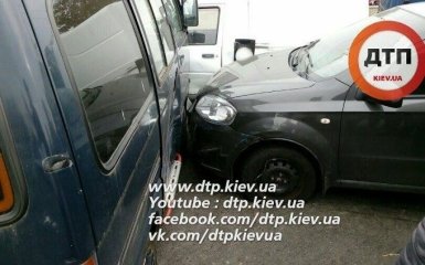 В Киеве "гонщик" разбил полдесятка машин: появились фото