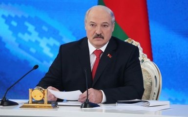 Лукашенко после Путина "укусил" Украину
