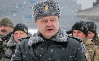 Порошенко повідомив про тисячі російських танків і артсистем біля кордону України