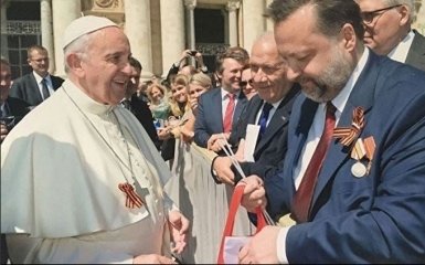 Папа Римский с георгиевской лентой поразил соцсети: опубликованы фото