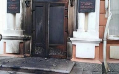 В Мелитополе неизвестные подожгли здание горсовета: появились фото