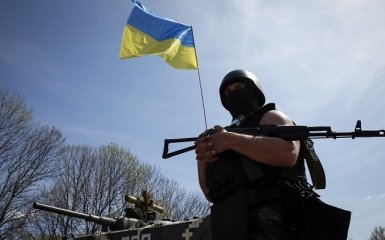 Позиции украинских военных в зоне АТО продолжают обстреливать (видео)
