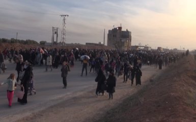 Появилось видео того, как сирийцы бегут от авиаударов РФ