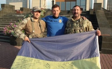 Футболисты сборной Украины получили уникальные подарки от воинов АТО: опубликованы фото и видео