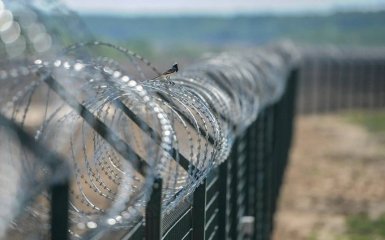 Еще одна соседка России строит на границе стену: в соцсетях веселятся