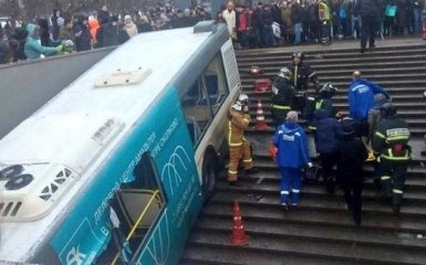 В Москве пассажирский автобус влетел в подземку, много погибших: фото и видео