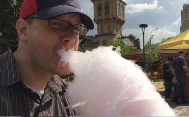 Дипломат из США потроллил соцсети фотографией с ватой в России