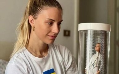 Харлан прощається зі "своєю" Барбі. Ляльку продано за 10400 дол на благодійному аукціоні