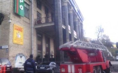 Из-за пожара в центре Киева эвакуировали сотни людей: появились фото