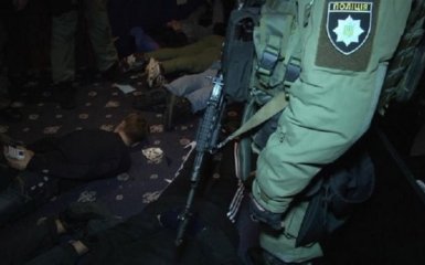 В Киеве спецназ задержал три десятка людей с оружием: появились фото и видео