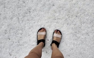 В Украине на День Независимости внезапно выпали снег и град: опубликованы впечатляющие фото и видео