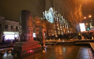 У Києві на місці Леніна з'явилася загадкова фігура: опубліковано фото