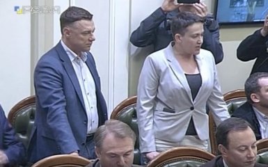 Савченко принесла в Раду наручники і пояснила для чого