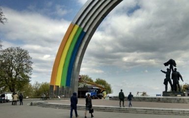 Стало відомо, як розфарбують Арку дружби народів у Києві