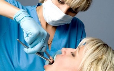 Стоматолог з Петербурга, яка видалила жінці здорові зуби, втекла від слідства