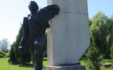 На Львівщині вандали спотворили пам'ятник великому українцеві: з'явилося фото