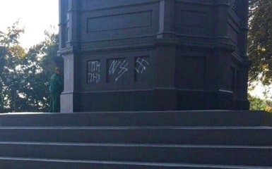 У Києві знову осквернили знаменитий пам'ятник: з'явилися фото