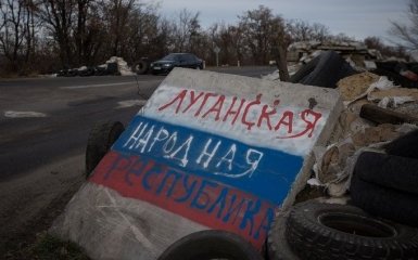 В окупованому Луганську вибухнув позашляховик: опубліковано відео