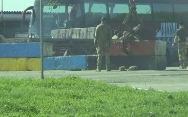 На границе с Крымом разбирают баррикады: появилось видео