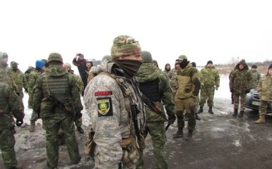 Полиция сняла блокаду одной из дорог на Донбассе: начальник получил по лицу, опубликовано видео