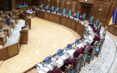 Отстраненный глава КСУ принял новое скандальное решение из-за указа Зеленского