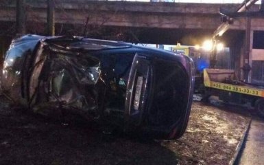 В Киеве водитель-каратист ухитрился перевернуть Mercedes: опубликованы фото