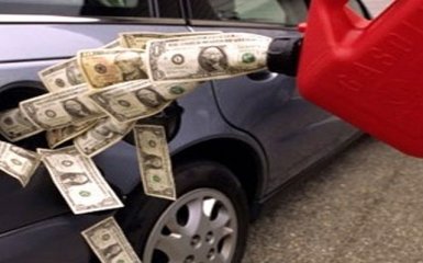 Прем'єр закликає АМК і Міненерговугілля зайнятися питанням цін на бензин