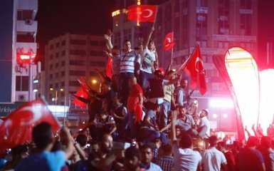Люди проти танків і стрілянина по цивільним з вертольота: з'явилися драматичні відео з Туреччини