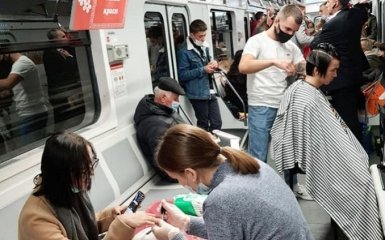 Один з вагонів метро в Києві перетворили на ринок — фото та відео