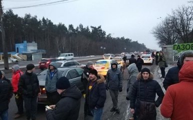 Киев взбудоражили перекрытые трассы с горящими шинами: появились фото и видео