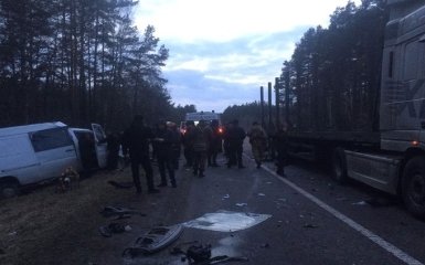 Смертельне ДТП на Рівненщині: вантажівка протаранила мікроавтобус, з'явилися фото