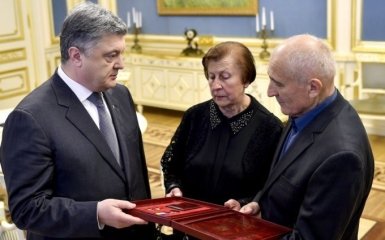 Порошенко вручил звезду Героя Украины родным знаменитого певца, погибшего в бою
