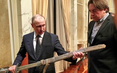 Путину подарили меч, с которым он "всех победит": появились фото
