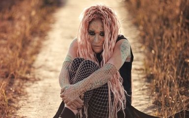 Популярна співачка 90-х поповнила список "Миротворця"