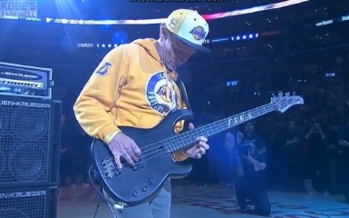 Знаменитый рокер сыграл гимн США на бас-гитаре: появилось видео