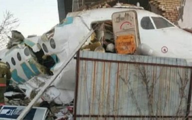 Самолет со 100 пассажирами на борту разбился в Казахстане - шокирующее видео