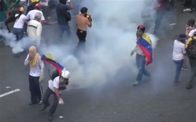 На протесты в Венесуэле вышли тысячи людей, произошли стычки с полицией: появилось видео