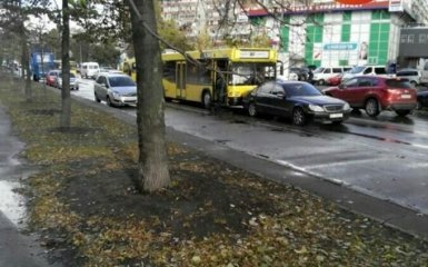 У Києві автобус взяв на таран Mercedes: опубліковані фото