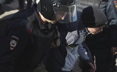 Появились новые фото разгона митинга в Москве: в сети возмущены жестокостью ОМОНа