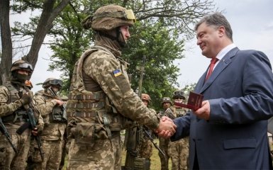 Проверяю солдатский быт: Порошенко похвастался фото с бойцами