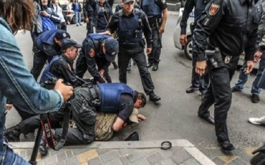 Под консульством России в Одессе разгорелись драки с полицией: появилось видео