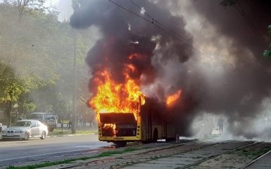В Киеве вспыхнул автобус: опубликованы шокирующие фото и видео
